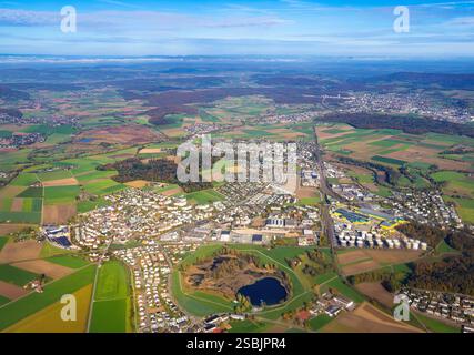 Vue aérienne d'un paysage suisse pittoresque avec une petite ville entourée de champs verdoyants, des parcelles de forêt et un lac serein. Urban et R Banque D'Images