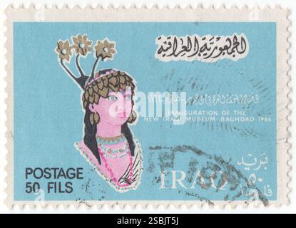 IRAK - 1966 novembre 9 : timbre-poste de 50 fils bleu clair, noir, or et rose représentant une coiffe dorée de bronze tête d'un roi akkadien de Ninive (vers 2300 av. J.-C.), ouverture du nouveau musée irakien à Bagdad. L'Empire Akkadien a été le premier empire antique connu dans le monde, succédant à la longue civilisation de Sumer. Centré sur la ville d'Akkad et sa région environnante, l'empire unissait les locuteurs akkadiens et sumériens sous une seule règle et exerçait une influence significative à travers la Mésopotamie, le Levant, l'Anatolie et dans la péninsule arabique Banque D'Images