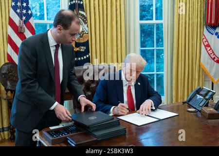 Washington, Vereinigte Staaten. 03rd Feb, 2025. Le président des États-Unis Donald J Trump signe des décrets dans le bureau ovale de la Maison Blanche à Washington, DC, le 3 février 2025. Crédit : Chris Kleponis/Pool via CNP/dpa/Alamy Live News Banque D'Images