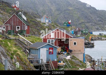 Le village de Sarfannguit au Groenland présente des maisons vibrantes, des paysages magnifiques et un aperçu d'une ancienne communauté, invitant à l'exploration. Banque D'Images