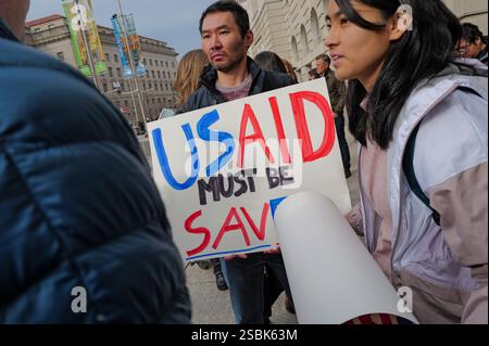 Washington DC, États-Unis. 03rd Feb, 2025. WASHINGTON –– les manifestants se rassemblent devant le siège de l’Agence américaine pour le développement international de Washington avec des pancartes indiquant « USAID DOIT ÊTRE SAUVÉ ». Cela fait suite à l’annonce d’Elon Musk selon laquelle le président Donald Trump avait convenu avec lui de fermer l’agence. (Photo de Joshua Sukoff/Medill News Service) crédit : Joshua Sukoff/Alamy Live News Banque D'Images