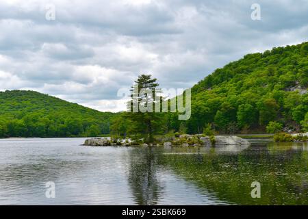 Little long Pond L'un des sept lacs le long de Seven Lakes Drive dans le parc d'État de Harriman, New York Banque D'Images