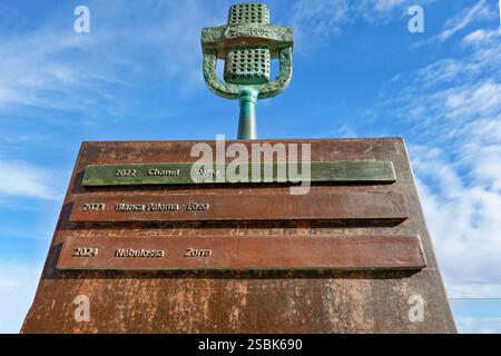 Benidorm, Espagne - 21 janvier 2025 : sculpture du Benidorm Fest, représentant le trophée du festival avec les noms du concours Eurovision espagnol de la chanson Banque D'Images