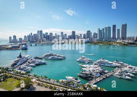 Vue aérienne des immeubles résidentiels et de bureaux en bord de mer sur Intracoastal Waterway et Biscayne Bay sur ensoleillé sans nuages à Miami, Floride. Banque D'Images