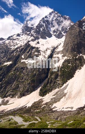 France, vue sur les Hautes Alpes, Parc National des Ecrins, Pelvoux. Randonnée de la vallée de San Pierre et Pre de Madame Carles ci-dessous au Glacier Blanc. Les Alpes, France. Banque D'Images