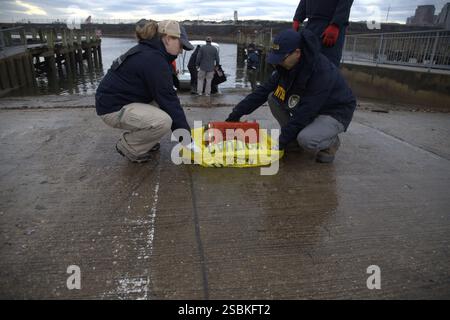 Washington, États-Unis. 02 février 2025. U. S les enquêteurs du Bureau national de la sécurité des transports récupèrent l'enregistreur vocal du poste de pilotage de l'épave du Bombardier CRJ700 et de la collision de l'hélicoptère Sikorsky UH-60 Black Hawk sur le fleuve Potomac, le 2 février 2025 à Washington, DC crédit : document/CBP photo/Alamy Live News Banque D'Images