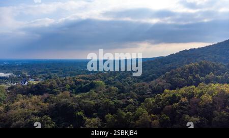Vaste forêt s'étendant sur un terrain vallonné, créant un paysage pittoresque sous un ciel spectaculaire à Chiang mai Thaïlande. Banque D'Images