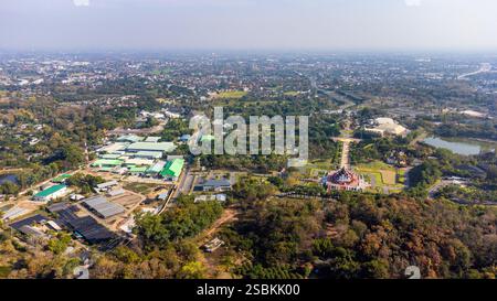 Vue panoramique d'un parc royal Rajapruek, usines, routes, arbres et une ville en arrière-plan, dans la province de Chiang mai. Banque D'Images