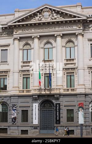 BANCA COMMERCIALE ITALIANA. La Banca commerciale Italiana (COMIT), fondée en 1894, était autrefois l'une des plus grandes banques d'Italie. En 1999, elle a fusionné avec un groupe bancaire composé de Cassa di Risparmio delle Provincie Lombarde (alias Cariplo ; est. 1823) et Banco Ambroveneto, qui avait fusionné en 1998. Le groupe bancaire a changé de nom en Intesa-BCI, et BCI est temporairement devenue une sous-holding. Le 1er janvier 2003, le groupe change de nom pour Banca Intesa. En 2006, Banca Intesa fusionne avec Sanpaolo IMI, basée à Turin, en Italie, pour former Intesa Sanpaolo. Piazza della Scala, Milan, Lombardie, Italie Banque D'Images