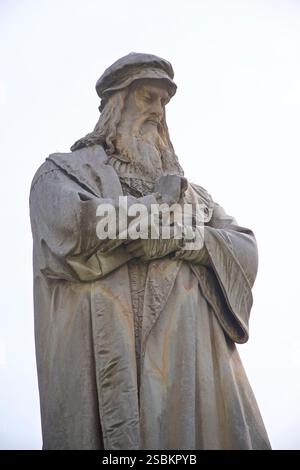 Monument à Léonard de Vinci. Sur la Piazza della Scala, Milan, Lombardie, Italie Leonardo di Ser Piero da Vinciétait un polymathe italien de la haute Renaissance qui était actif comme peintre, dessinateur, ingénieur, scientifique, théoricien, sculpteur et architecte. Le monument, un groupe sculptural commémoratif inauguré en 1872, est surmonté d'une statue de Léonard de Vinci, tandis que la base a des figures de quatre de ses élèves : Giovanni Antonio Boltraffio, Marco d'Oggiono, Cesare da Sesto et Gian Giacomo Caprotti (sous le nom d'Andrea Salaino). Par Pietro Magni Banque D'Images