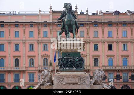 Monument Vittorio Emanuele II par Ercole Rosa sur la Piazza del Duomo, Milan, Italie. Statue équestre en bronze représentant Vittorio Emanuele II 'à cheval menant des troupes dans la bataille de San Martino. Sur la base de granit se trouvent des reliefs en bronze représentant les troupes piémontaises entrant à Milan pendant la seconde Guerre d'indépendance. Sur le piédestal avant se trouve la date GIUGNO MDCCCLIX - JUIN 1859 - pour marquer l'arrivée de KingÕs à Milan. De chaque côté de la statue se trouvent deux lions de marbre. La patte de l'une repose sur une plaque gravée avec Rome, l'autre lionÕs repose sur une plaque gravée Milan. Banque D'Images