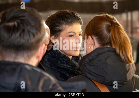 Sahra Wagenknecht, Vorsitzende BSW, BEI Wahlkampfauftritt auf dem Marienplatz, München, 3. Février 2025 Deutschland, München, 03. Février 2025, Sahra Wagenknecht, geb. 1969, Vorsitzende BSW, BEI Wahlkampfauftritt zur Bundestagswahl, Wagenknecht mit Unterstützern vor ihrer Rede auf dem Marienplatz, Auftakt zur BSW-Deutschlandtour, Politikerin, Politik, Bayern, *** Sahra Wagenknecht, présidente de la BSW, lors de la présentation de la campagne électorale sur Marienplatz, Munich, le 3 février 2025 Allemagne, Munich, 03 février 2025, Sahra Wagenknecht, née le 1969, présidente de la BSW, lors de la campagne électorale comparution pour le Bund Banque D'Images