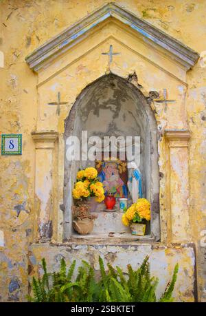 Niche dans un mur sur l'île de Capri avec une statue de Madonna. Capri est une île de la baie de Naples. Iconographie chrétienne Banque D'Images