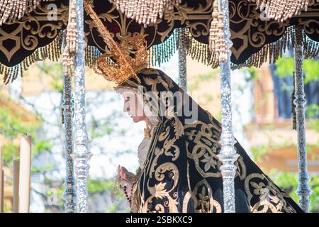 Séville, Espagne, 11 avril 2017, cérémonie mettant en vedette la Vierge des douleurs dans la célébration traditionnelle de la semaine Sainte andalouse. Banque D'Images