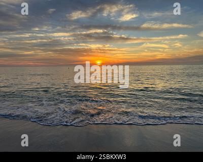 Coucher de soleil sur la plage de Nokomis sur Casey Key à Sarasota, Floride. Banque D'Images
