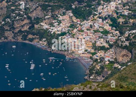 Centre de Positano et la plage vue depuis le sentier de randonnée approchant connu sous le nom de Walk of the Gods. Mer Tyrrhénienne, Méditéranéenne, Italie. Centre de Positano et la plage vue depuis le sentier de randonnée approchant connu sous le nom de Walk of the Gods. Mer Tyrrhénienne, Méditéranéenne, Italie. Banque D'Images