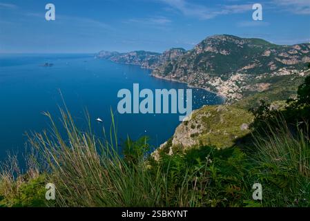 Centre de Positano et la plage vue depuis le sentier de randonnée approchant connu sous le nom de Walk of the Gods. Mer Tyrrhénienne, Méditéranéenne, Italie. Centre de Positano et la plage vue depuis le sentier de randonnée approchant connu sous le nom de Walk of the Gods. Mer Tyrrhénienne, Méditéranéenne, Italie. Banque D'Images