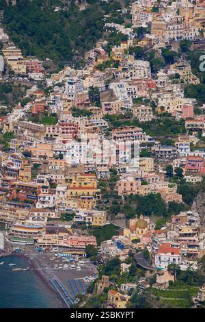 Centre de Positano et la plage vue depuis le sentier de randonnée approchant connu sous le nom de Walk of the Gods. Mer Tyrrhénienne, Méditéranéenne, Italie. Centre de Positano et la plage vue depuis le sentier de randonnée approchant connu sous le nom de Walk of the Gods. Mer Tyrrhénienne, Méditéranéenne, Italie. Banque D'Images