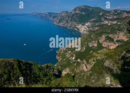 Centre de Positano et la plage vue depuis le sentier de randonnée approchant connu sous le nom de Walk of the Gods. Mer Tyrrhénienne, Méditéranéenne, Italie. Centre de Positano et la plage vue depuis le sentier de randonnée approchant connu sous le nom de Walk of the Gods. Mer Tyrrhénienne, Méditéranéenne, Italie. Banque D'Images