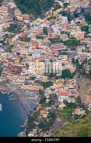 Centre de Positano et la plage vue depuis le sentier de randonnée approchant connu sous le nom de Walk of the Gods. Mer Tyrrhénienne, Méditéranéenne, Italie. Centre de Positano et la plage vue depuis le sentier de randonnée approchant connu sous le nom de Walk of the Gods. Mer Tyrrhénienne, Méditéranéenne, Italie. Banque D'Images