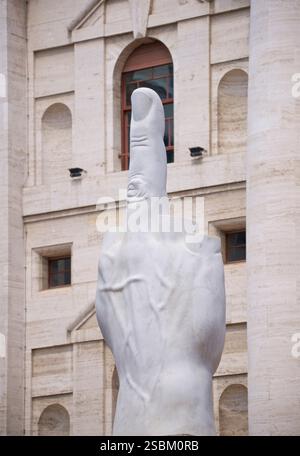 L.O.V.E., communément connu sous le nom de il Dito (italien pour « le doigt ») est une sculpture de l'artiste italien Maurizio Cattelan composée d'une main avec tous les doigts coupés à l'exception du majeur. La sculpture est située sur la Piazza degli Affari en face du palais de Mezzanotte, où se trouve la Bourse italienne, la Borsa. Palazzo Mezzanotte, également connu sous le nom de Palazzo delle Borse ("Palais de la Bourse") est un bâtiment du XXe siècle situé sur la Piazza Affari ("place des affaires"), le nom de "Palazzo Mezzanotte" est une référence à Paolo Mezzanotte, l'architecte qui a conçu le bâtiment Banque D'Images