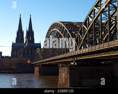 Cathédrale historique de Cologne (Kölner Dom) et pont Hohenzollern (Hohenzollernbrücke) traversant le Rhin vu du côté est à Deutz. Banque D'Images