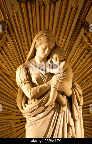 Statue de la Vierge et de l'enfant dans l'église de la Gran Madre di Dio (Grande mère de Dieu.) Turin, région du Piémont, Italie Banque D'Images