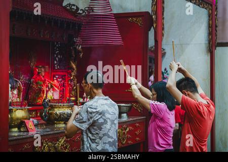 Balikpapan, Indonésie - 28 janvier 2025. Ils prient pour demander des bénédictions en accueillant le nouvel an chinois. Banque D'Images