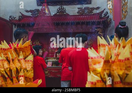 Balikpapan, Indonésie - 28 janvier 2025. Avec des bâtons d'encens dans leurs mains, ils prient pour accueillir le nouvel an chinois. Banque D'Images