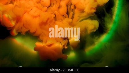 Encre brumisée. Explosion de fumée. Brume colorée émerger vague déversement sur la surface fluide artistique. Fantaisie flou eau abstrait fond néon arc rond de faisceau de néon. Banque D'Images