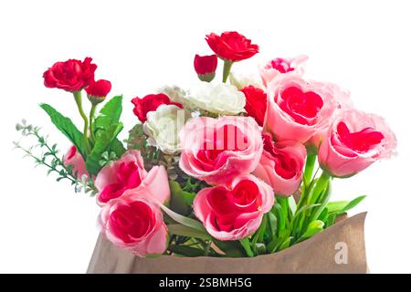 Un superbe bouquet de roses artificielles roses, rouges et blanches au feuillage luxuriant dans un sac en papier sur fond blanc, parfait pour la décoration, cadeau Banque D'Images