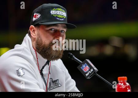 Nouvelle-Orléans, Louisiane, États-Unis. 3 février 2025. Kansas City Chiefs Tight End Travis Kelce s'adresse aux médias lors de la soirée d'ouverture au Caesars Superdome avant le NFL Super Bowl LIX. Crédit : Kindell Buchanan/Alamy Live News Banque D'Images