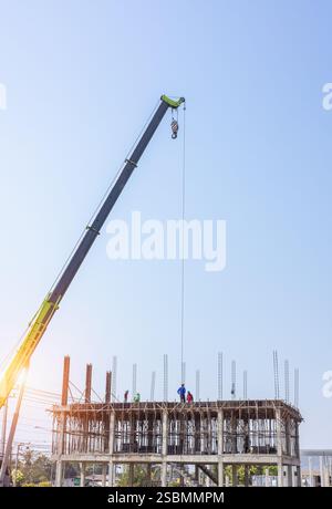 Chantier de construction, construction de bâtiment résidentiel à plusieurs étages, construction de gratte-ciel, grue à tour sur coffrage, grues à tour sur Residenti Banque D'Images