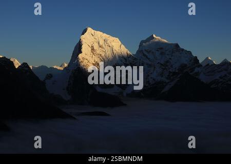 Cholatse et Taboche au coucher du soleil, vue depuis Gokyo Ri, Népal. Banque D'Images