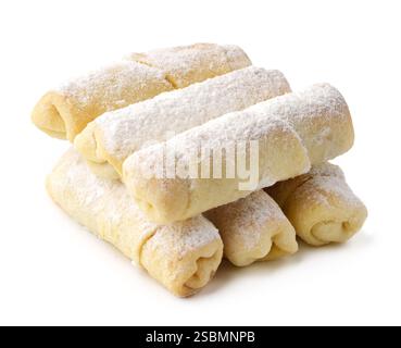Délicieuses pâtisseries roulées saupoudrées de sucre en poudre sur fond blanc parfait pour les amateurs de desserts Banque D'Images