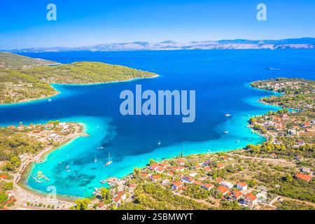 Vue d'été idyllique de la baie de Necujam sur l'île de Solta Banque D'Images