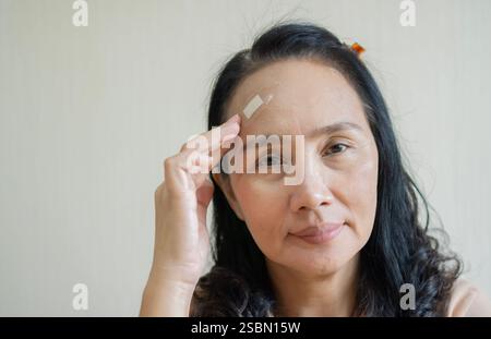 Portrait d'une femme asiatique adulte avec une tache sur son front. Copiez le sapce. Banque D'Images