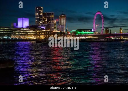 Vue sur la Tamise, le Royal Festival Hall et le London Eye, la nuit, Londres, Angleterre, Royaume-Uni Banque D'Images