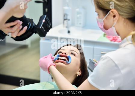 Dentiste photographiant les dents avant la procédure de blanchiment des dents. Concept de blanchiment dentaire et dentaire. Gros plan Banque D'Images