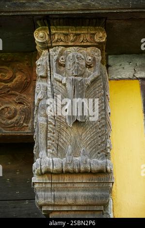 Sculpture traditionnelle anglaise médiévale sur bois sur la porte du château de Stokesay, Shropshire, Angleterre Banque D'Images
