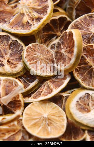 Tranches de citron séchées disposées en pile à usage culinaire Banque D'Images