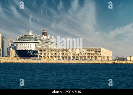 Doha, Qatar - 03 janvier 2025 : le navire de croisière Mein Schiff 4 arrive dans le vieux quartier de Doha Port Mina Doha Qatar Banque D'Images