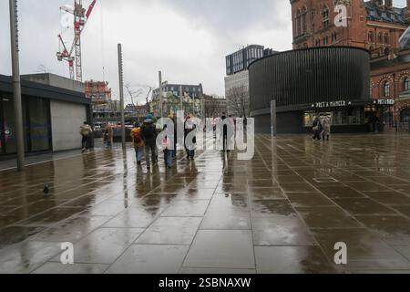 Une famille de voyageurs d'une journée devant Kings Cross Station par un matin pluvieux de janvier Banque D'Images