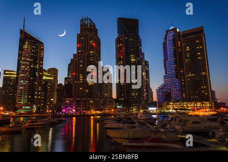 DUBAÏ, Émirats arabes Unis - 16 NOVEMBRE : vie nocturne à Dubai Marina. EAU. 16 novembre 2012 Banque D'Images
