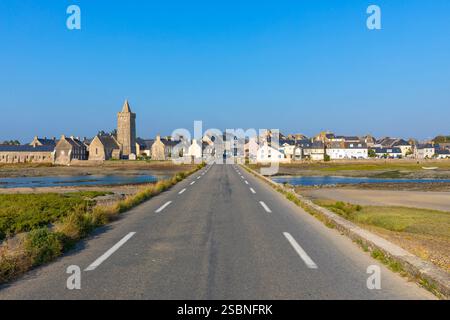 Village de Portbail-sur-mer vu du Pont aux treize Arches brdige Banque D'Images