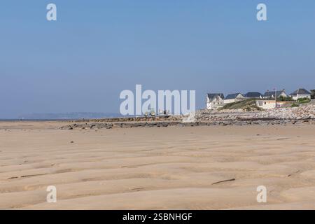 Portbail, France – 19 septembre 2024 : les producteurs d’huîtres en route vers les bancs de moules à marée basse. Banque D'Images