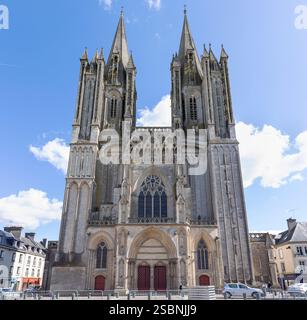 Coutances, France – 13 septembre 2024 : Cathédrale notre-Dame du XIIIe siècle au cœur de la ville. Banque D'Images