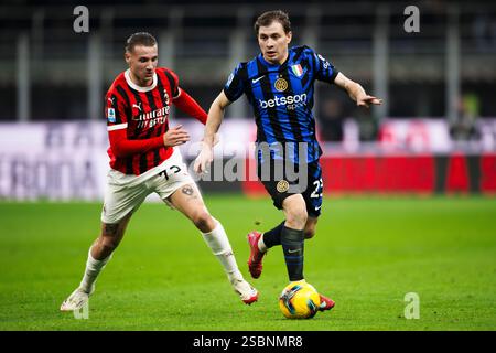 Milan, Italie. 2 février 2025. Nicolo Barella du FC Internazionale est défié par Francesco Camarda de l'AC Milan lors du match de Serie A entre l'AC Milan et le FC Internazionale. Crédit : Nicolò Campo/Alamy Live News Banque D'Images