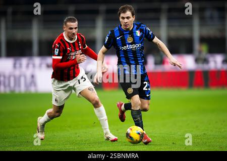 Milan, Italie. 2 février 2025. Nicolo Barella du FC Internazionale est défié par Francesco Camarda de l'AC Milan lors du match de Serie A entre l'AC Milan et le FC Internazionale. Crédit : Nicolò Campo/Alamy Live News Banque D'Images
