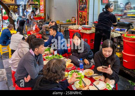 Vietnam, Hanoi, quartier Hoan Kiem, vieux quartier ou quartier de 36 entreprises, Hang Gai, restaurant Bun Cha Dac Kim, spécialité Bun Cha, plat typique de Hanoi fait avec du porc grillé, des nouilles de riz et des herbes Banque D'Images